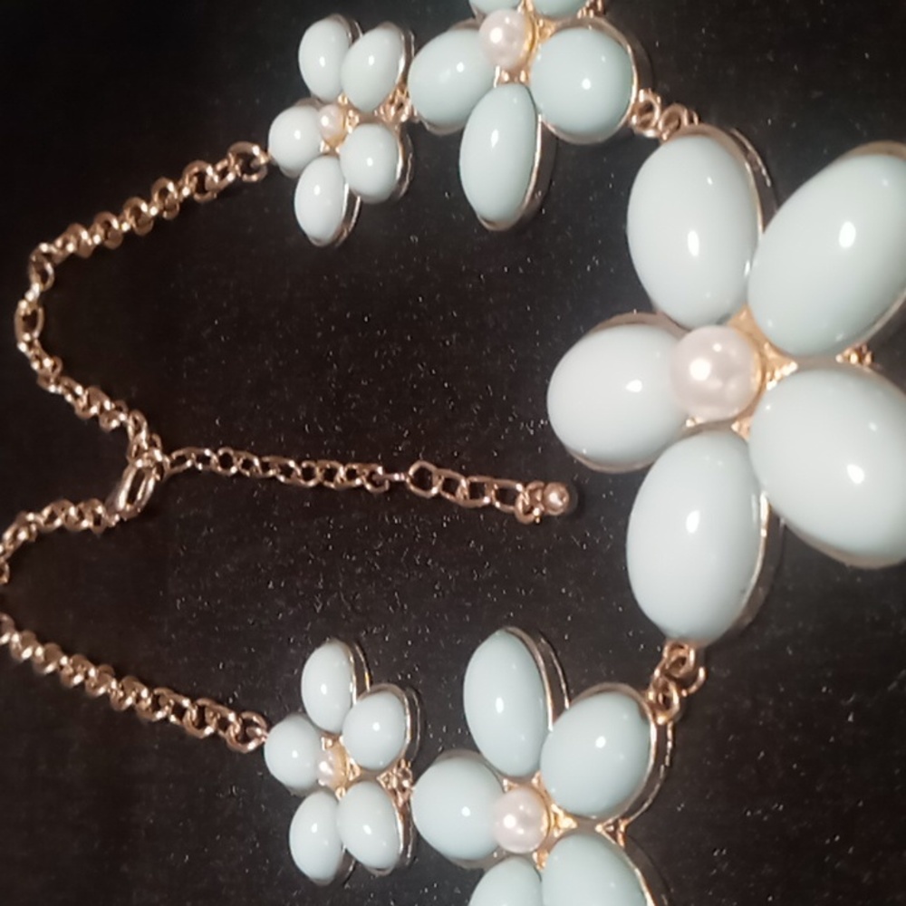 Blue floral necklace with pearl centers in gold tone circle Link chain 18+2 long